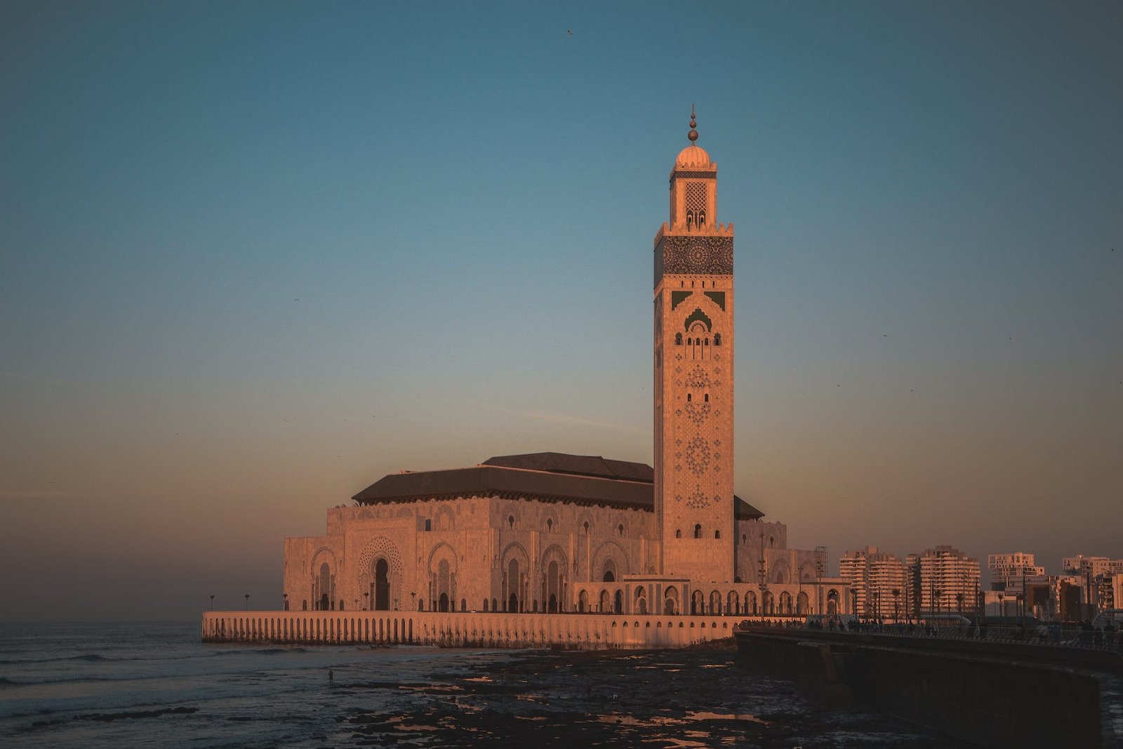 La mosquée Hassan II est située au bord de la mer